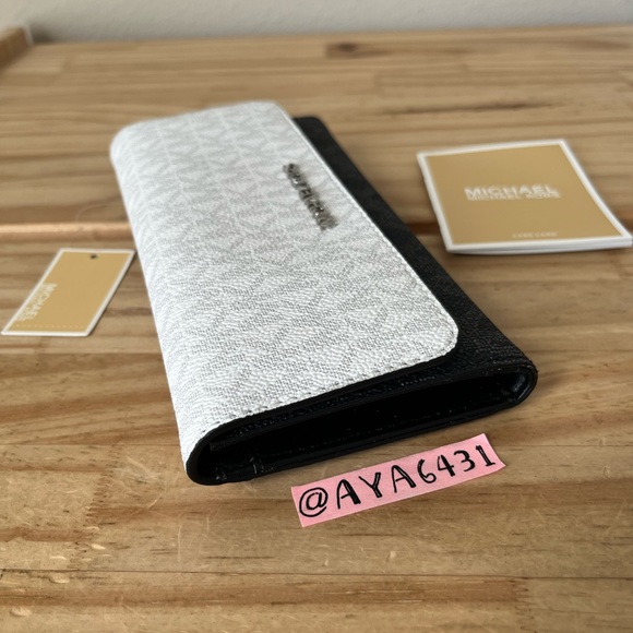 Michael Kors Wallet🎈🎈 - Picture 4 of 9